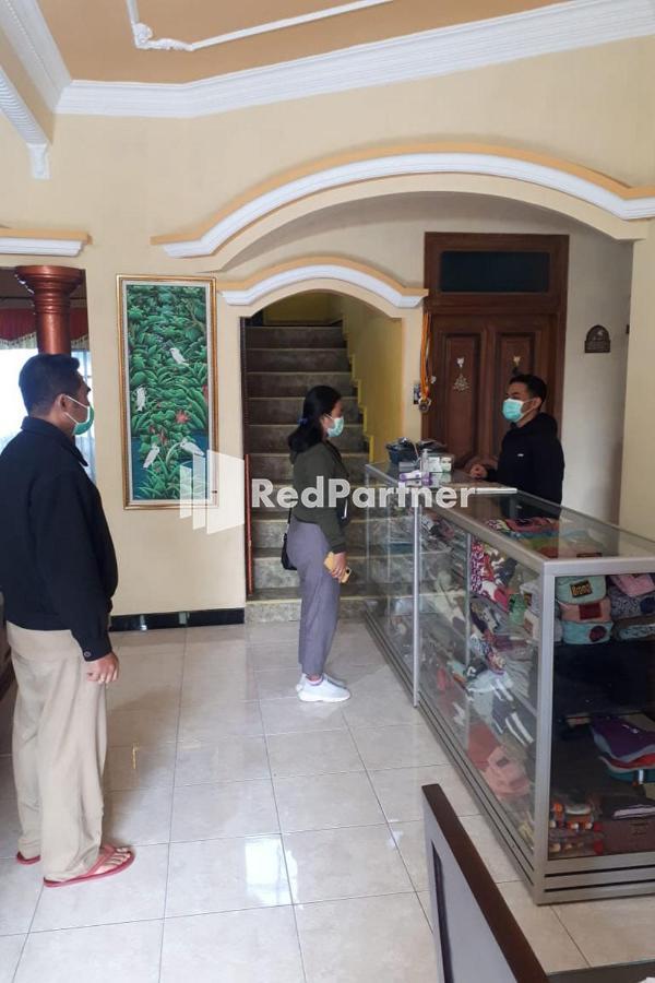 Bromo Indah Lestari Homestay Mitra Reddoorz Pasuruan Exterior photo
